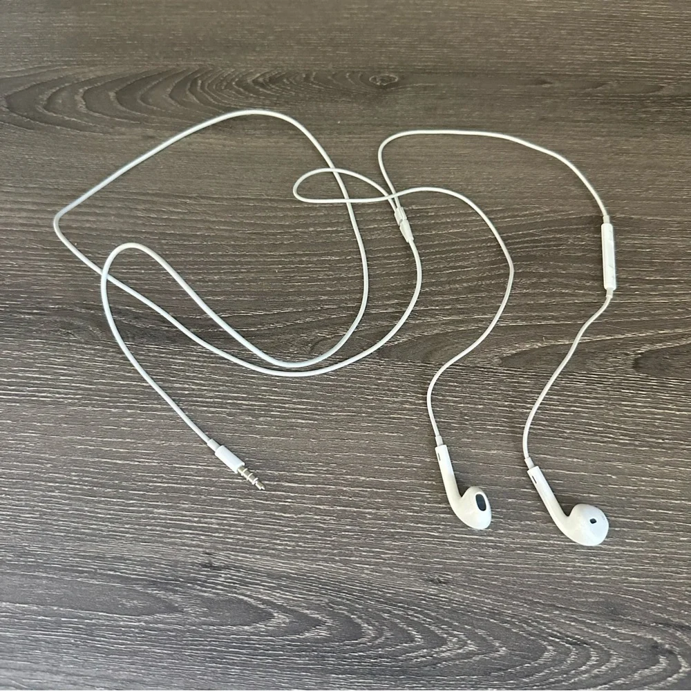Apple EarPods (3.5mm Headphone Plug) New White Headphones